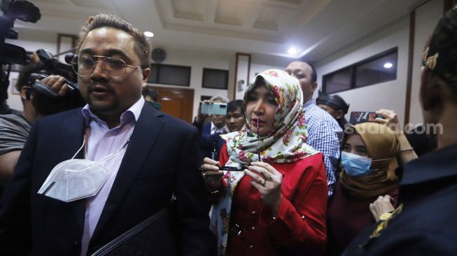 Roro Fitria bersiap menjalani sidang cerai di Pengadilan Agama Jakarta Selatan, Selasa (27/9). [Suara.com/Oke Atmaja]