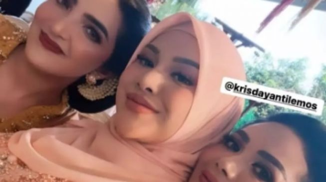 Beda Penampilan Ashanty dan KD di Tedak Siten Ameena (Instagram/aurelie.hermansyah)