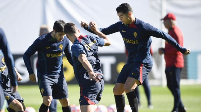 Penyerang Timnas Portugal, Cristiano Ronaldo (kanan) menjalani sesi latihan jelang laga UEFA Nations League kontra Spanyol yang akan dihelat di Stadion Municipal di Braga, Portugal, Rabu (28/9/2022) dini hari WIB. [MIGUEL RIOPA / AFP]