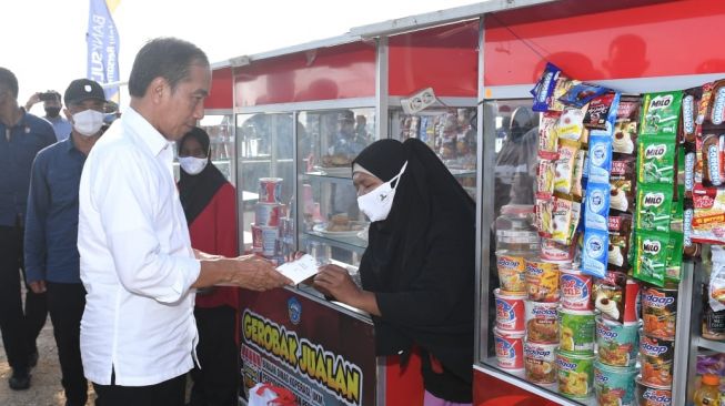 Presiden Joko Widodo menyambangi Pasar Rakyat Bandar Batauga, Kabupaten Buton Selatan untuk menyerahkan Bantuan Modal Kerja (BMK) kepada para pedagang kaki lima (PKL) dan pedagang pasar, Selasa (27/9/2022). [Foto: Laily Rachev - Biro Pers Sekretariat Presiden]