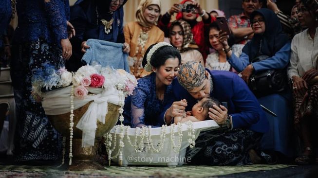  Potret Tedak Siten Anak Artis (Instagram/@ardinarasti6)