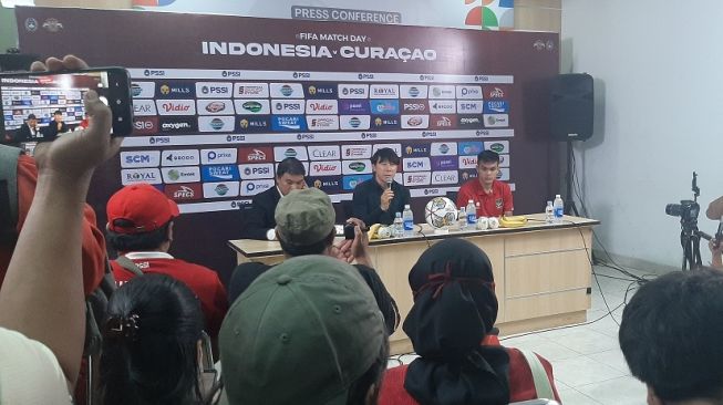 Pelatih Timnas Indonesia, Shin Tae-yong bersama Rachmat Irianto saat konferensi pers usai pertandingan kontra Curacao (Suara.com/Adie Prasetyo Nugraha).