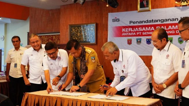 Percepatan Pembangunan Daerah, Bupati Dharmasraya Teken MoU dengan Semen Padang