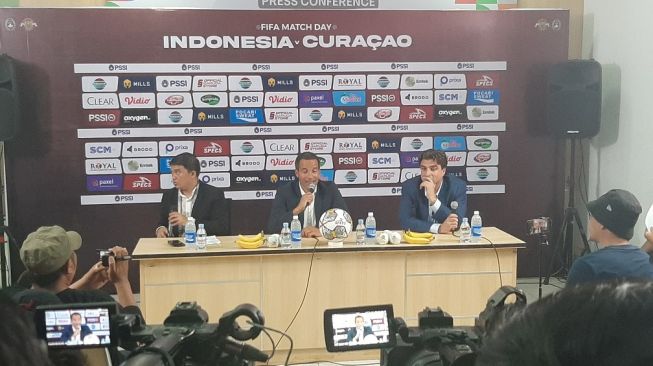 Pelatih Curacao, Remko Bicentini dalam konferensi pers usai pertandingan melawan Timnas Indonesia (Suara.com/Adie Prasetyo Nugraha).