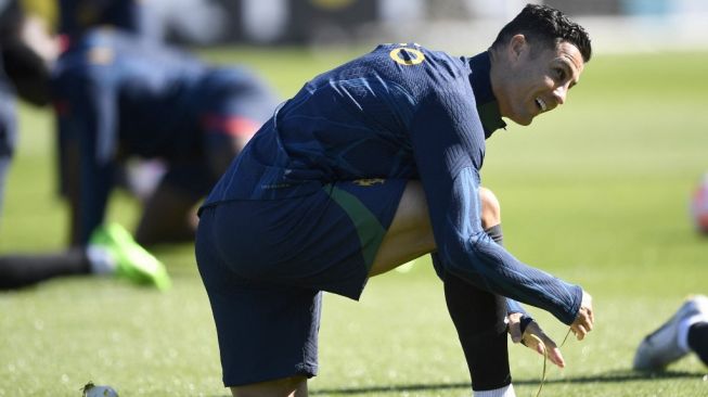 Penyerang Timnas Portugal, Cristiano Ronaldo menjalani sesi latihan jelang laga UEFA Nations League kontra Spanyol yang akan dihelat di Stadion Municipal di Braga, Portugal, Rabu (28/9/2022) dini hari WIB. [MIGUEL RIOPA / AFP]