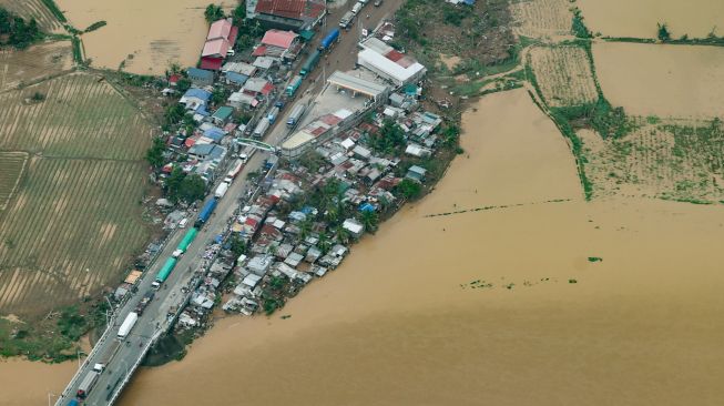 Pemandangan udara dari daerah yang banjir setelah terjangan Topan Noru di Luzon Tengah, Filipina, Senin (26/9/2022). [Handout / PRESIDENTIAL PHOTOGRAPHERS' DIVISION / AFP]
