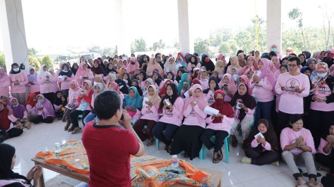 Relawan Srikandi Ganjar Jatim Bagikan Bansos untuk Masyarakat Prasejahtera