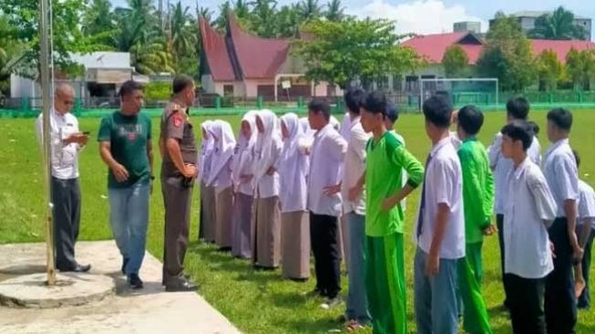 Puluhan Pelajar Terciduk Satpol PP Bolos di Pantai Sumbar