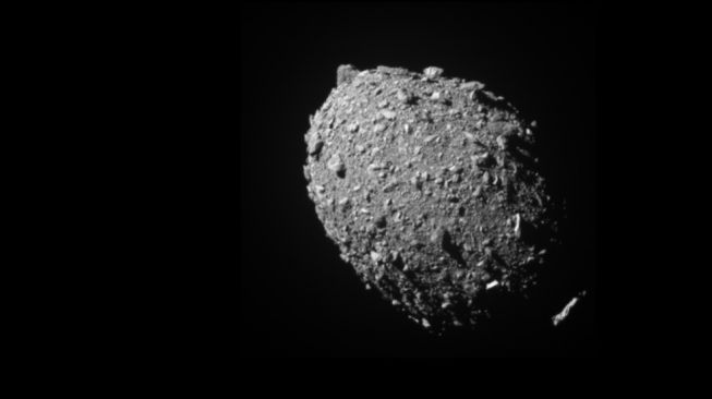 Asteroid moonlet Dimorphos terlihat oleh pesawat luar angkasa DART, 11 detik sebelum tabrakan. (NASA/Johns Hopkins APL)