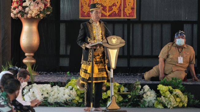 Presiden Joko Widodo (tengah) menyampaikan sambutan disaksikan Gubernur Sulawesi Tenggara Ali Mazi (kanan) usai menerima penganugerahan gelar kehormatan di Keraton Buton, Baubau, Sulawesi Tenggara, Selasa (27/9/2022). [ANTARA FOTO/Jojon/rwa].