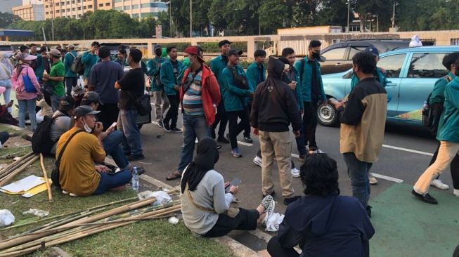 Tak Ada Aksi Bakar Ban dan Spanduk, Mahasiswa dari BEM SI yang Demo di Depan Gedung DPR Bubarkan Diri