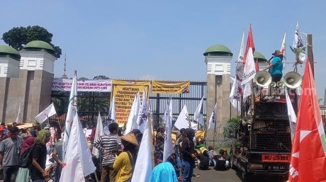 Demo petani buruh dan mahasiswa di gedung DPR, Selasa (27/9/2022). (Suara.com/Arga)