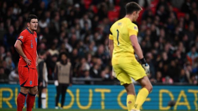 Bek Timnas Inggris Harry Maguire (kiri) melihat ke arah kiper Inggris Nick Pope selama matchday keenam Grup A3 UEFA Nations League antara Inggris vs Jerman di stadion Wembley di London utara pada 26 September 2022. Ben Stansall / AFP.
