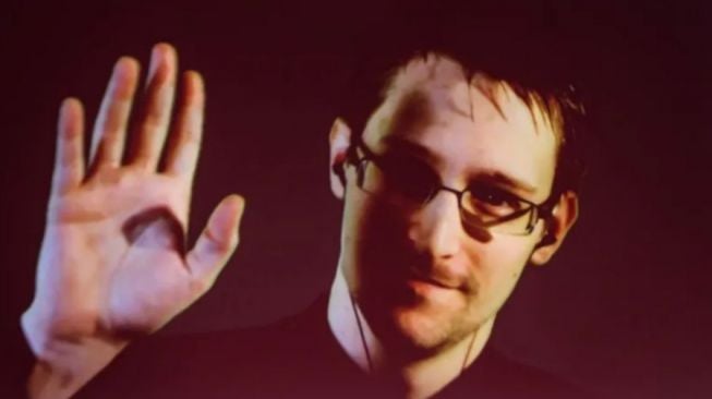 Bocorkan Dokumen Rahasia Amerika Serikat, Edward Snowden Mendapat Kewarganegaraan Rusia dari Putin