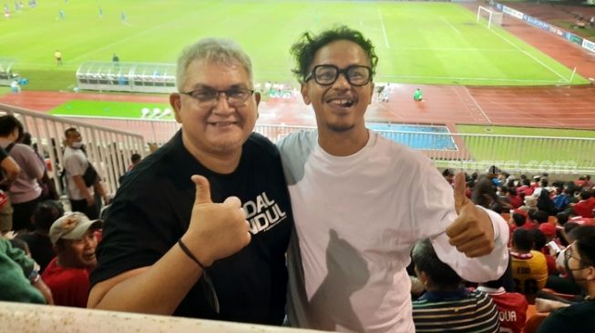 Kedua dedengkot dari The Jakmania dan Viking Persib Club datang hadiri pertandingan FIFA Matchday Timnas Indonesia vs Curacao di Pakansari (Suarabogor.id/Egi Abdul Mugni)