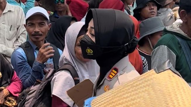 Aksi Si Cantik AKP Rita Saat Kawal Demo Hari Tani di Gedung DPR: Rela Panas-panasan sampai Bagi Air Minum