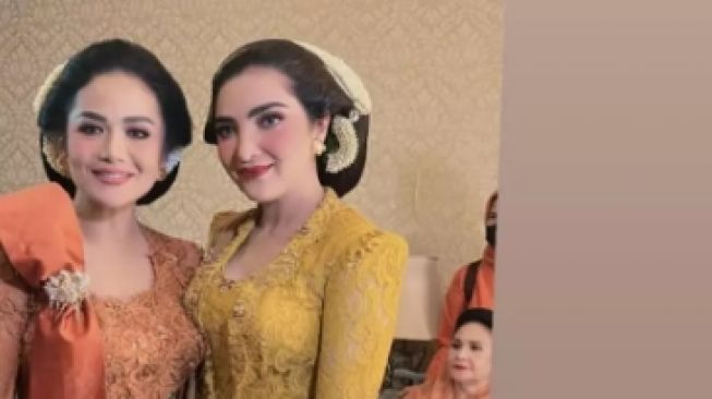 Penampilan Ashanty dan Krisdayanti di Prosesi Tedak Siten Ameena  (Instagram/aurelie.hermansyah)