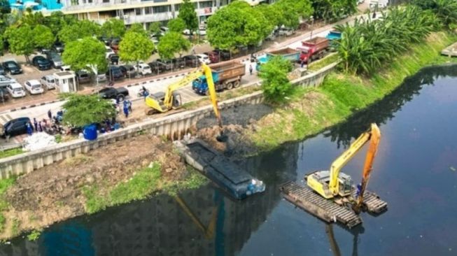 Antisipasi Banjir, Pemprov DKI Keruk Lumpur Sungai Serentak di Lima Wilayah