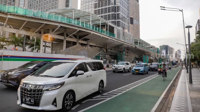 Pekerja menyelesaikan proyek revitalisasi Halte Transjakarta di Kawasan Bundaran HI, Jakarta Pusat, Selasa (27/9/2022). [Suara.com/Alfian Winanto]