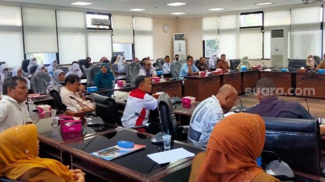 Ratusan Wali Murid SMA 1 Padang Geruduk DPRD Sumbar dan Minta Anaknya Dipindahkan ke Kampus I, Ini Masalahnya