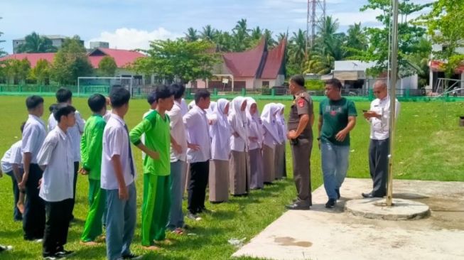 Terciduk Bolos Sekolah dan Malah Bermain di Pantai, 26 Pelajar Diamankan Satpol PP