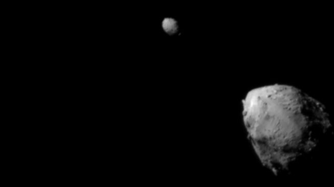 Asteroid Didymos (kiri atas) dan bulannya, Dimorphos, sekitar 2,5 menit sebelum tumbukan pesawat luar angkasa DART. (NASA/Johns Hopkins APL)