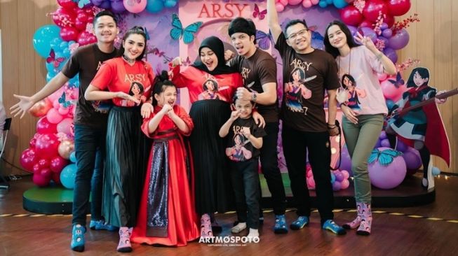  Potret Sarah Menzel di Acara Keluarga Hermansyah (instagram/@ashanty_ash)