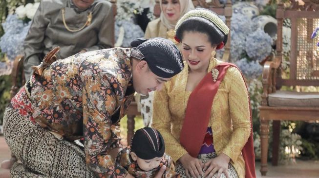 Potret Tedak Siten Anak Artis (Instagram/@tatajaneetaofficial)