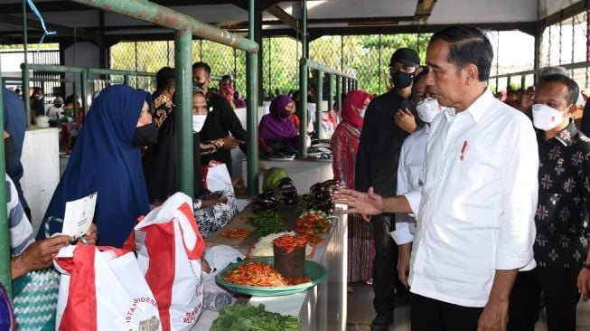 Sembari Bagikan Bantuan, Jokowi Borong Cabai Pedagang di Pasar Rakyat Buton Selatan