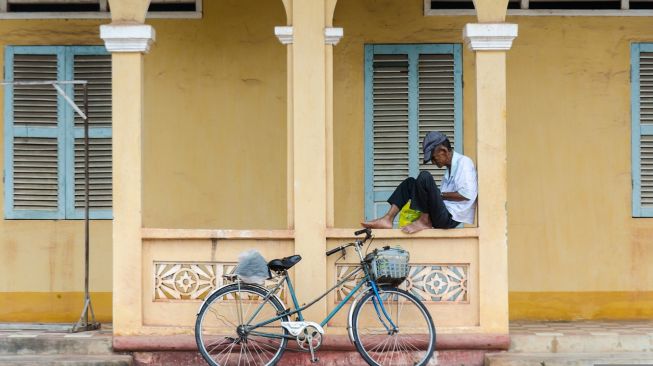 Kakek Penjual Mainan Menangis Diberi Uang Rp 50 Ribu, Curhat Belum Laku dan Tak Punya Lapak Sendiri