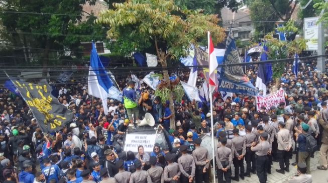 Terpopuler: Unjuk Rasa Bobotoh Memanas, Kisah Tegang Pemilik Kendaraan Pelat B di Bandung