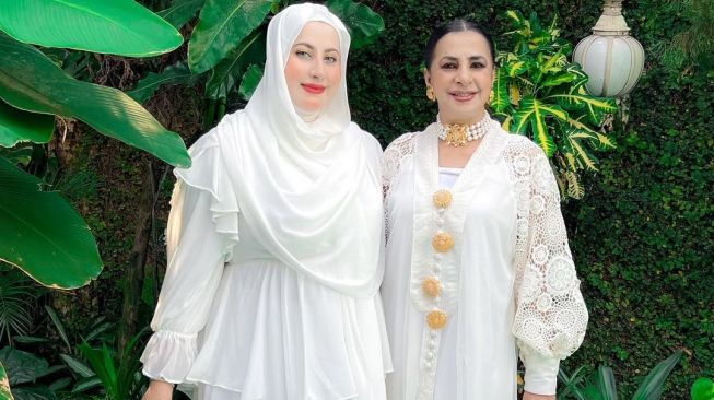 Tasyi Athasyia bersama sang ibu, Alawiyah Alatas alias Bu Ala. [Instagram]