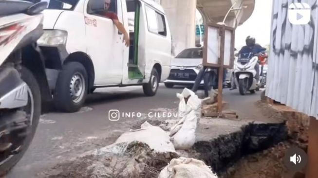 Viral! Proyek Galian Jalan di Pesanggrahan Ambles Bikin Pemotor Nyungsep