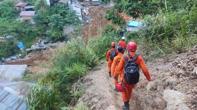 Tim Basarnas melakukan penyisiran di lokasi tanah longsor di kawasan tambang emas rakyat, Kecamatan Sungai Durian, Kabupaten Kotabaru, Kalimantan Selatan, Rabu (28/9/2022). [FOTO DOK. BASARNAS].