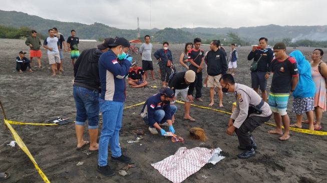 Olah TKP atas penemuan orok bayi di Pantai Parangkusumo Bantul, Rabu (28/9/2022). (SuaraJogja.id/HO-Polres Kretek)