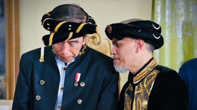 Presiden Joko Widodo atau Jokowi bersama Sultan Ternate ke-49, Hidayatullah Sjah di Kedaton Sultan Ternate, Kota Ternate, Maluku Utara, Rabu (28/9/2022). [Foto: Laily Rachev - Biro Pers Sekretariat Presiden]