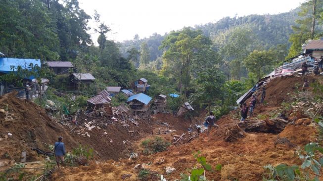 Sejumlah warga berada di lokasi tanah longsor di kawasan tambang emas rakyat, Kecamatan Sungai Durian, Kabupaten Kotabaru, Kalimantan Selatan, Rabu (28/9/2022).[FOTO DOK. BASARNAS].