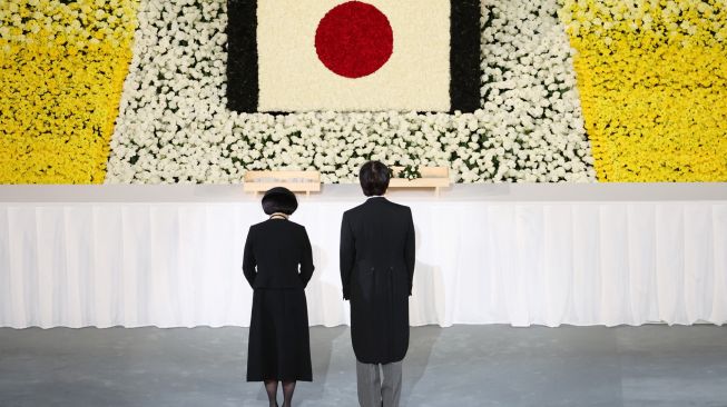 Putra Mahkota Jepang Akishino dan Putri Kiko (kiri) memberikan penghormatan di depan altar saat pemakaman kenegaraan mantan perdana menteri Jepang Shinzo Abe di Nippon Budokan, Tokyo, Jepang, Selasa (27/9/2022). [Takashi Aoyama / POOL / AFP]
