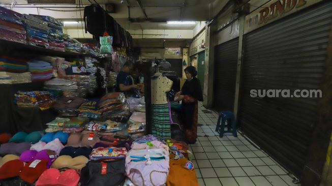 Pengunjung belanja di salah satu kios yang buka di Pasar Mampang, Jakarta Selatan, Rabu (28/9/2022). [Suara.com/Alfian Winanto]