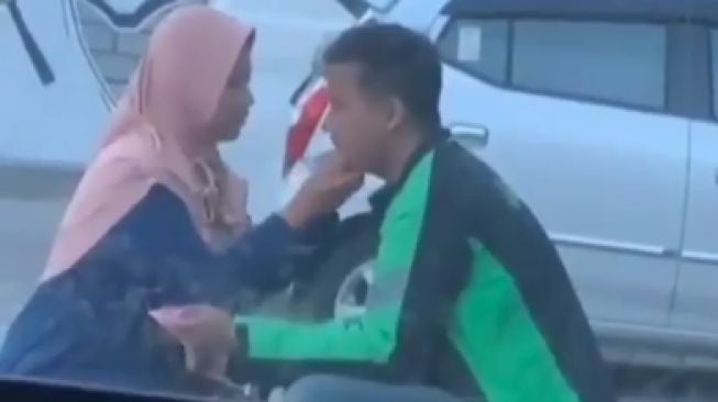 Romantis! Momen Sopir Ojol Bareng Pasangan Bikin Baper, Wajah Dilap Pas Makan Bakso