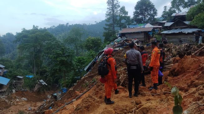 Tim SAR gabungan melakukan penyisiran di lokasi tanah longsor di kawasan tambang emas rakyat, Kecamatan Sungai Durian, Kabupaten Kotabaru, Kalimantan Selatan, Rabu (28/9/2022). [FOTO DOK. BASARNAS].