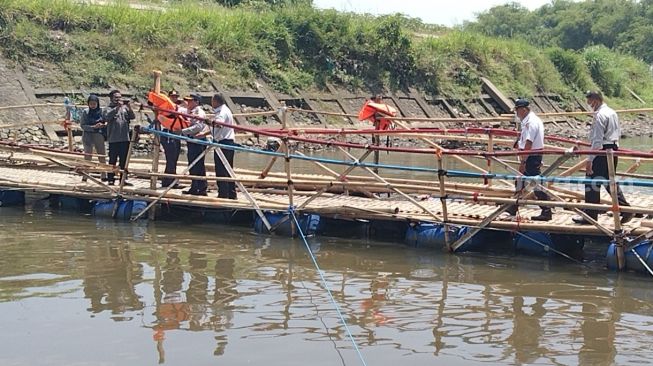 Tinjau Jembatan Sasak Sungai Bengawan Solo, Dishub Sukoharjo Lakukan Pendampingan dan Pembinaan ke Pengelola