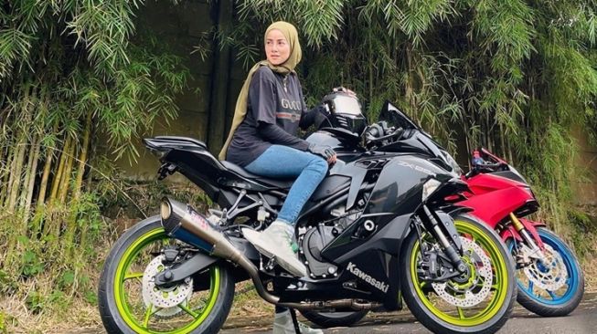 Potret Olla Ramlan Naik Moge (instagram/@ollaramlan)