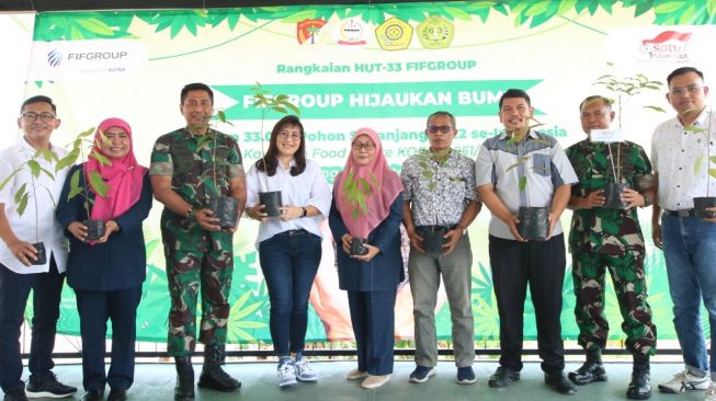 PT Federal International Finance (FIFGROUP) kembali mengadakan kegiatan penanaman pohon bertajuk “FIFGROUP Hijaukan Bumi”. Hari ini, Selasa, 27 September 2022, bersama Komando Resor Militer (Korem) 051/Wijayakarta (WKT) Cibitung di kompleks Food Estate Korem 051/WKT, Cibitung, FIFGROUP menanam 1.437 batang pohon. Acara simbolis dilakukan oleh Komandan Komando Resor Militer (Danrem) 051/WKT, Brigadir Jenderal (Brigjen) TNI Yustinus Nono Yulianto, S.E., M.Si. (kiri) dan Human Capital (HC), General Support (GS), & Corporate Communication Director FIFGROUP Esther Sri Harjati (kanan) [FIFGROUP].