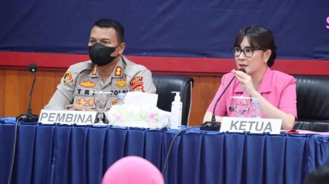 Digeruduk Netizen Gara-Gara Jadi Istri Kapolres, Uut Permatasari Beri Peringatan: Saya Tidak Mau Ikut Campur