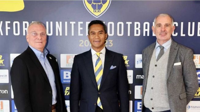 Pengusaha Indonesia, Anindya Bakrie (tengah) bersama petinggi tim Liga Inggris Oxford United. [oufc.co.uk]