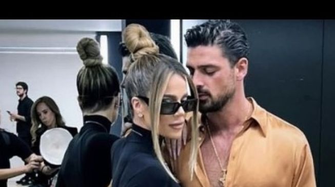 Terlihat Akrab di Milan Fashion Week, Khloe Kardashian dan Bintang Film 365 Days Bantah Isu Pacaran