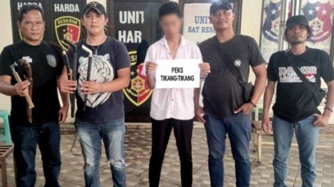 Pria di Manado Garang Pamer Senjata Tajam di Facebook, Tertunduk Lesu Saat Dijemput Polisi