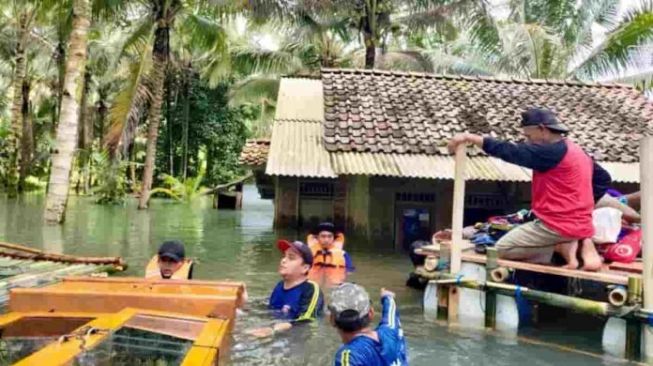 Dikepung Banjir hingga Setinggi Atap Rumah, Satu Kampung di Pangandaran Terisolir