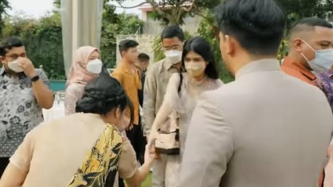 Momen Fuji Dikenalkan ke Keluarga Thariq Halilintar (YouTube/Thariq Halilintar)